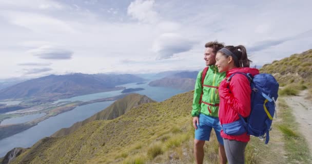 Nya Zeeland vandring par på bergstopp Roys Peak njuter av aktiv livsstil — Stockvideo