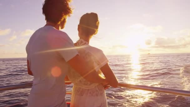 Navio de cruzeiro - casal romântico desfrutando do pôr do sol sobre o oceano em navio de cruzeiro — Vídeo de Stock