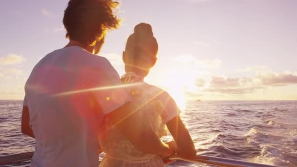 Casal de férias de iate de cruzeiro desfrutando de pôr do sol navegando em pequeno barco de cruzeiro — Vídeo de Stock