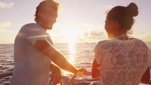 Crucero - Pareja romántica disfrutando de la puesta de sol sobre el océano en crucero — Vídeos de Stock