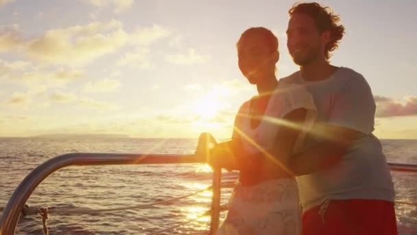 Barco à vela - Casal romântico desfrutando do pôr do sol do oceano em pequeno navio de cruzeiro — Vídeo de Stock