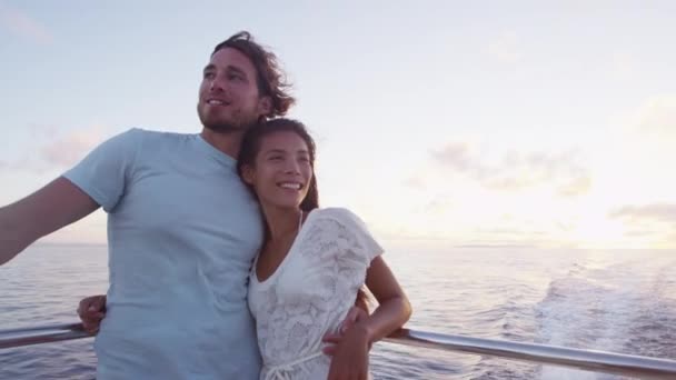 Casal desfrutando do pôr do sol sobre o oceano em navio de cruzeiro — Vídeo de Stock