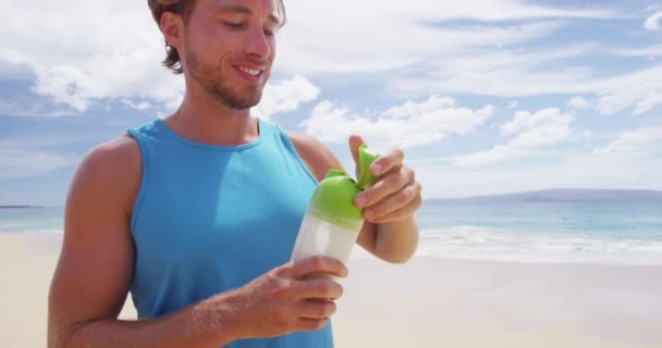 Homme boire une boisson protéinée après avoir secoué bouteille de sport avec de la poudre protéinée — Video