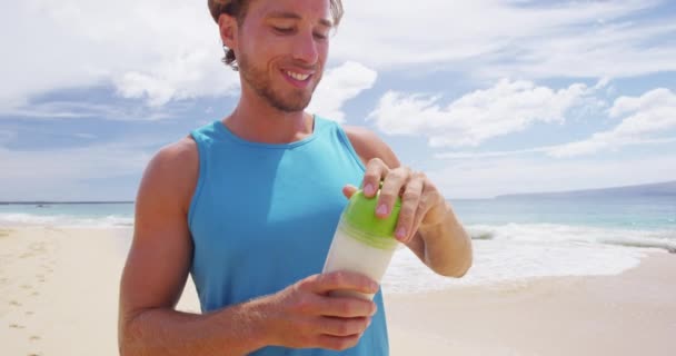 Hombre beber bebida deportiva después de sacudir la botella con polvo de proteína — Vídeos de Stock