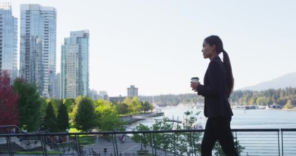 Mujer de negocios caminando bebiendo café en Canadá — Vídeo de stock