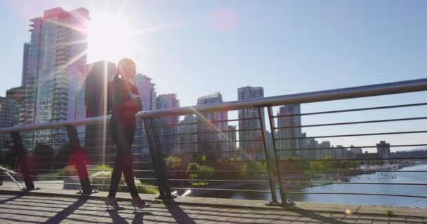 Mujer tomando café afuera caminando en Vancouver Harbour Canada — Vídeos de Stock