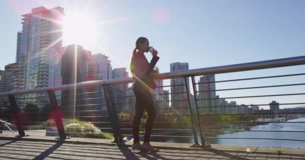 Empresaria bebiendo café afuera en el Business Center en Vancouver, Canadá — Vídeo de stock