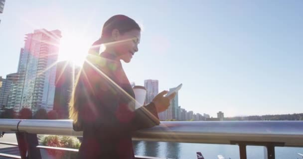 Mulher de negócios mensagens usando aplicativo no telefone inteligente no centro de Vancouver — Vídeo de Stock