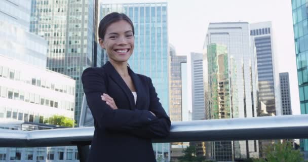 城市年轻女专业女商人的商业女性肖像 — 图库视频影像