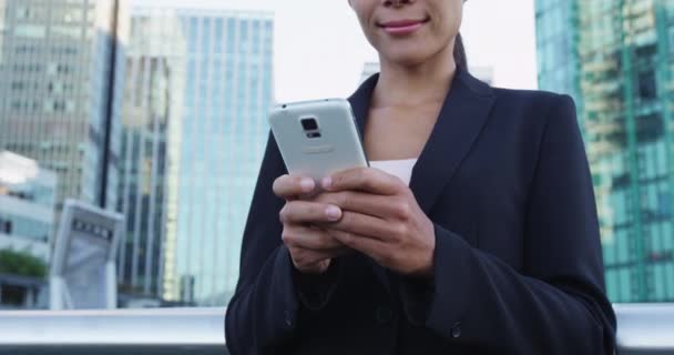 फोन वैंकूवर कनाडा में स्मार्टफ़ोन पर ऐप का उपयोग करके बिजनेस महिला फोन पाठ — स्टॉक वीडियो