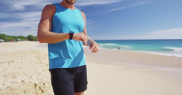 Sportowiec biegacz sprawdzanie cardio na sportowym smartwatch jogging na plaży outdoor — Wideo stockowe