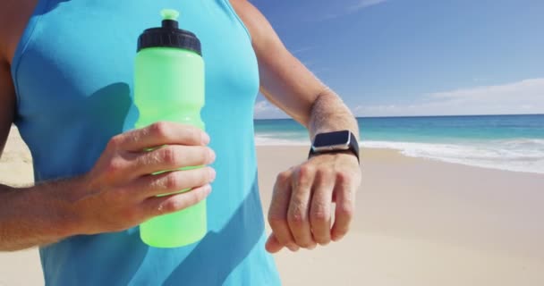 Sport smartwatch - atlet su içen bir aktivite takip cihazı kullanıyor. — Stok video