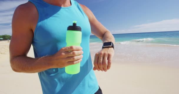 Sport-Smartwatch - Sportler trinken Wasser oder Energy-Sport-Trinkflasche — Stockvideo