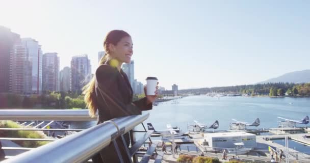 Vrouw in Vancouver haven in het centrum op zoek naar uitzicht gelukkig - zakenvrouw break — Stockvideo