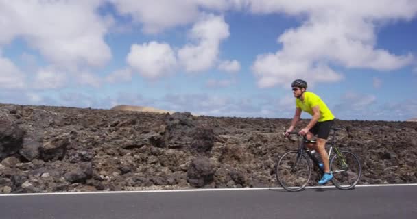 Road biking cyclist man training on bike cycling training for race — Stock Video