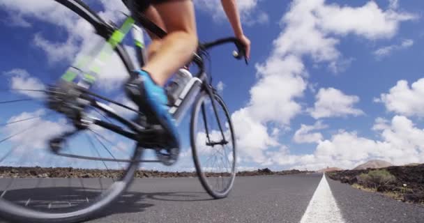 Fietsen - Racefiets fietser man training op de fiets training voor de race — Stockvideo