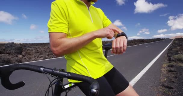 Atleta ciclista usando un smartwatch actividad rastreador gps smartwatch durante el ciclismo — Vídeos de Stock