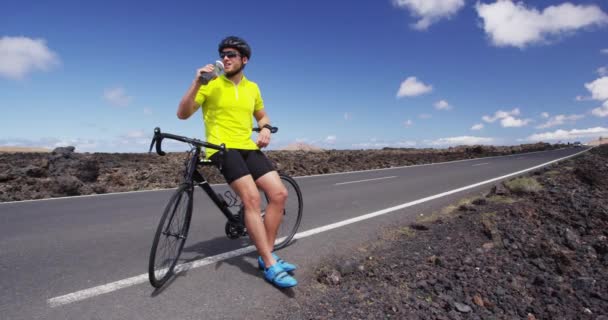 Idrottscyklist man dricksvatten efter intensiv cykling cykelträning — Stockvideo