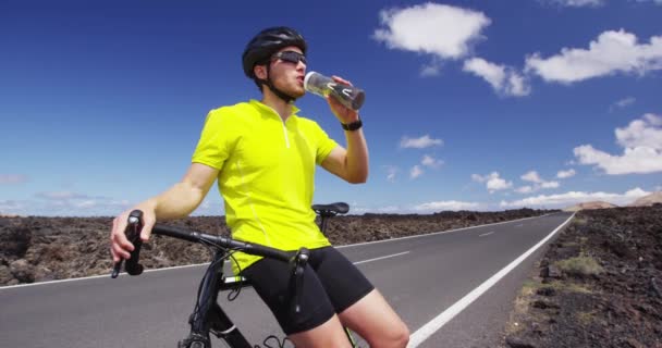 Дорожній велосипедист п'є воду після інтенсивних тренувань на велосипеді — стокове відео