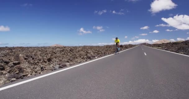 Ciclista professionista che guida bici da corsa in gara su strada aperta — Video Stock