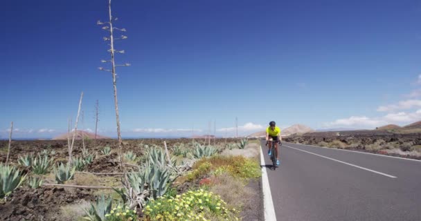 Ciclista uomo ciclista su strada corsa ciclismo su bici da corsa — Video Stock