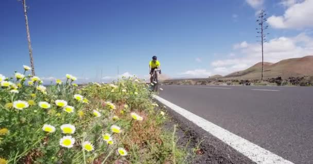 Ciclismo uomo turistico in bicicletta su bici da strada che viaggiano in estate facendo ecoturismo — Video Stock