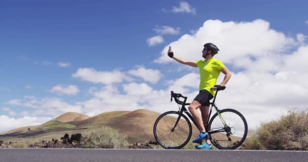 Турист-велосипедист делает селфи-фото со смартфоном во время велосипедной поездки — стоковое видео