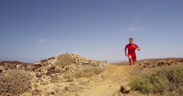Uomo che corre sul sentiero nel deserto - atleta maschio che corre veloce fuori — Video Stock
