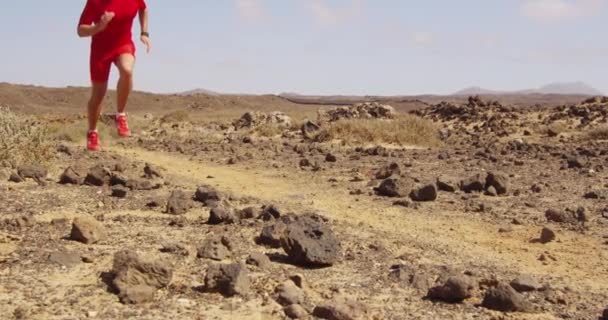 砂漠を走る男のトレイルランニング – 男のランナーが速く走る — ストック動画