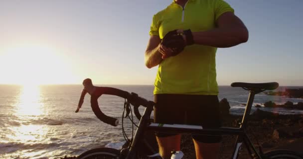 Ciclista in bicicletta guardando smartwatch mentre si pedala in bici da strada — Video Stock