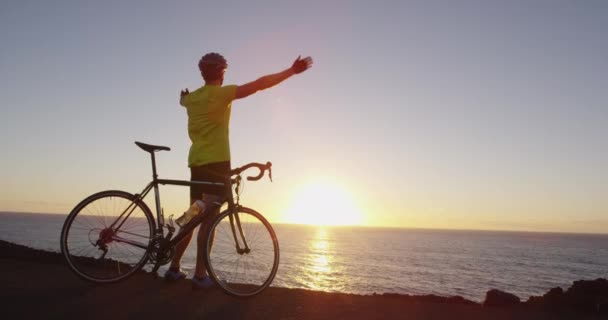 Succès et réussite du vélo - l'homme acclamant atteindre l'objectif heureux sur le vélo de route — Video