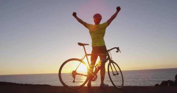 Succès, réalisation et accomplissement - le cyclisme homme acclamant atteindre l'objectif — Video