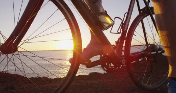 Rowerek drogowy blisko rowerzysty rozpoczynającego jazdę na rowerze na świeżym powietrzu — Wideo stockowe