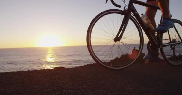 Rennrad Radfahrer Sportler Radfahren Radfahren im Freien Silhouette Nahaufnahme — Stockvideo