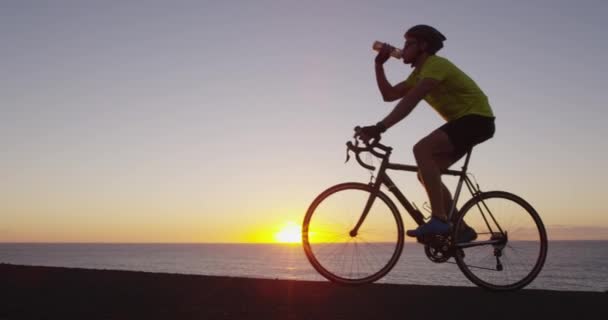 Idrottscyklist man dricksvatten under cykling cykling träning — Stockvideo