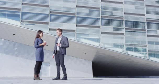 Business people - business man and business woman outside office building — Stock Video