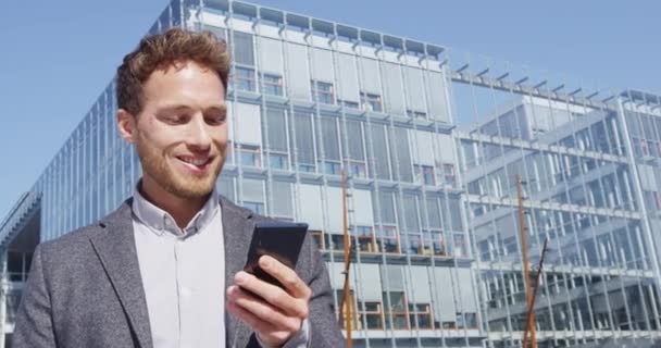 Teléfono - joven hombre de negocios usando smartphone en traje casual inteligente por oficina — Vídeos de Stock