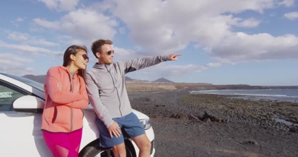 Turister i bil som reser på semester på Lanzarote Kanarieöarna i Spanien — Stockvideo