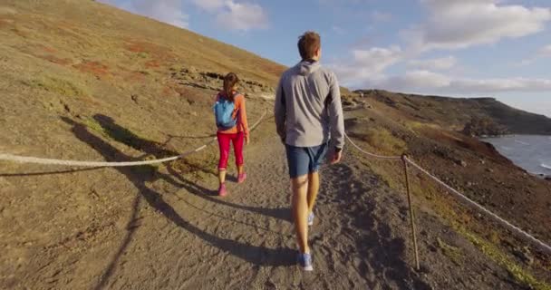 Podróże para turystów spacerujących na wakacje w wulkanie natura Lanzarote — Wideo stockowe