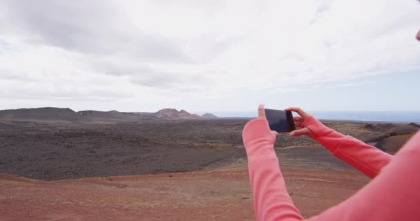 Ludzie robiący zdjęcia przy użyciu telefonu komórkowego w górach wulkanu Lanzarote — Wideo stockowe