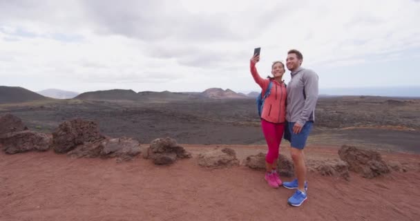 Çift, Lanzarote volkanik dağlarında turist seyahatinde selfie çekiyor. — Stok video