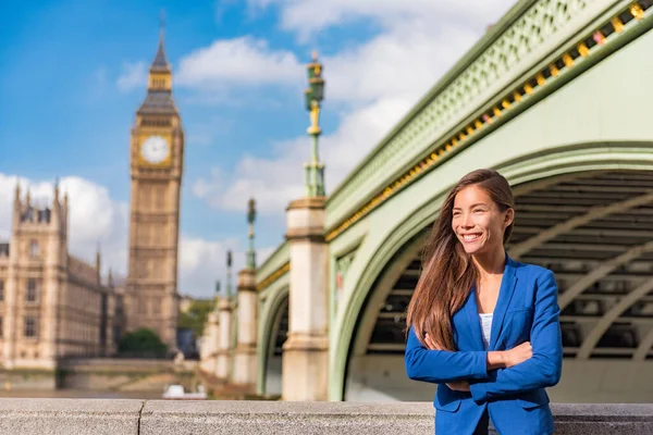 Επιχειρηματίας του Λονδίνου πορτρέτο. Αστικός τρόπος ζωής. Ασιάτισσα επιχειρηματίας χαρούμενη χαμογελώντας κοιτάζοντας προς το Big Ben, Westminster, Λονδίνο, Ηνωμένο Βασίλειο — Φωτογραφία Αρχείου
