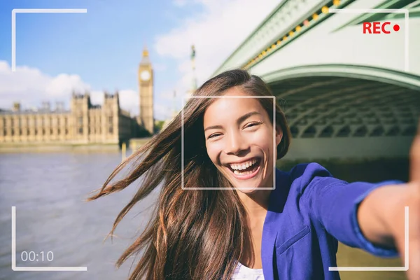 Selfie retrato mujer de viaje grabación de vídeo vlog en el teléfono móvil. Pantalla de la cámara de la chica turista asiática en Londres Europa vacaciones vlogging hablando en directo. Reino Unido destino turístico europeo — Foto de Stock