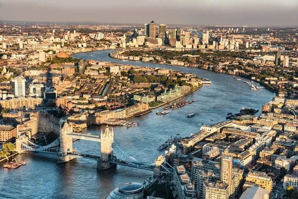 Letecký pohled na Londýn při západu slunce s The Shard Tower Shadow, Velká Británie. Slavná destinace Evropy. Tower Bridge a řeka Temže, oblíbené turistické atrakce — Stock fotografie