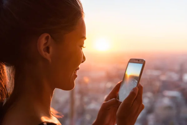 Mulher turista olhando para imagens de telefone da vista do pôr do sol do destino de viagem Europa. Menina asiática usando aplicativo de câmera de celular em Londres Shard Tower, Reino Unido. Fotografia móvel tirar fotos — Fotografia de Stock