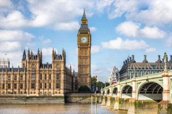 Londres viagem cidade férias fundo. Big Ben e Casas do Parlamento com ponte de Westminster em Londres, Inglaterra, Grã-Bretanha, Reino Unido — Fotografia de Stock