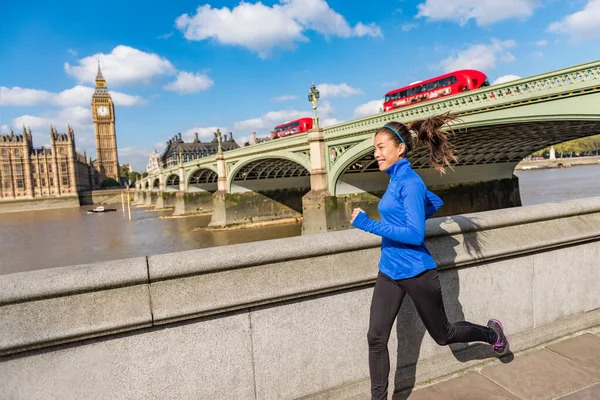 Londres correr em forma corredor mulher correndo. Cidade urbana estilo de vida menina esporte correndo perto de Big Ben. Treinamento de atleta asiático na ponte Westminster feliz em Londres, Inglaterra, Reino Unido — Fotografia de Stock