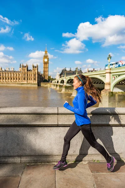 Лондонская бегунья готовится к марафону. Спортивная девушка бегает в городе рядом с Биг Беном и Вестминстерским мостом, тренируется по дороге на работу. Утренняя тренировка в офис — стоковое фото