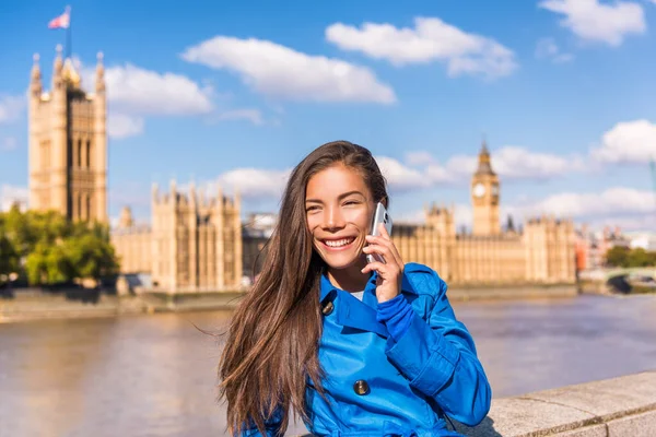 Donna d'affari di Londra che chiama tramite l'app per telefoni cellulari parlando con il cellulare nel background di Westminster Houses of Parliament. Asia turista donna Europa destinazione turistica, Inghilterra, Gran Bretagna — Foto Stock