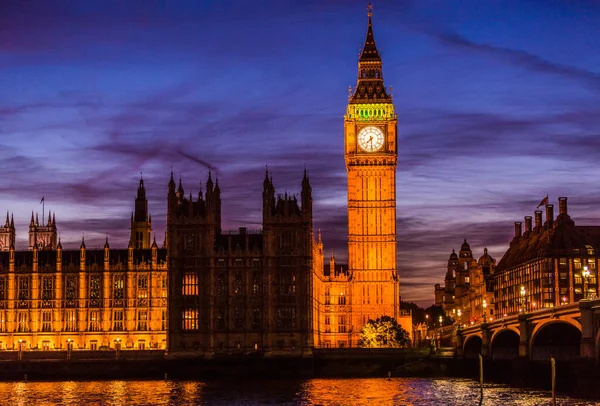 Big Ben and Houses of Parliament at Twilight on Westminster bridge in London, UK (en inglés). Edificio iluminado por la noche, fotografía de vida nocturna — Foto de Stock